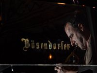 Startrompeter Michel Matthieu als Spiegelung in einem Boesendorfer Fluegel : Boesendorfer, Festwochen Gmunden, Fluegel, Jazzkonzert, Matthieu, Michel, Piano, Prominente, Salzkammergut Festwochen, Spiegelung, Spiegelungen, Stadttheater, ausgesuchte